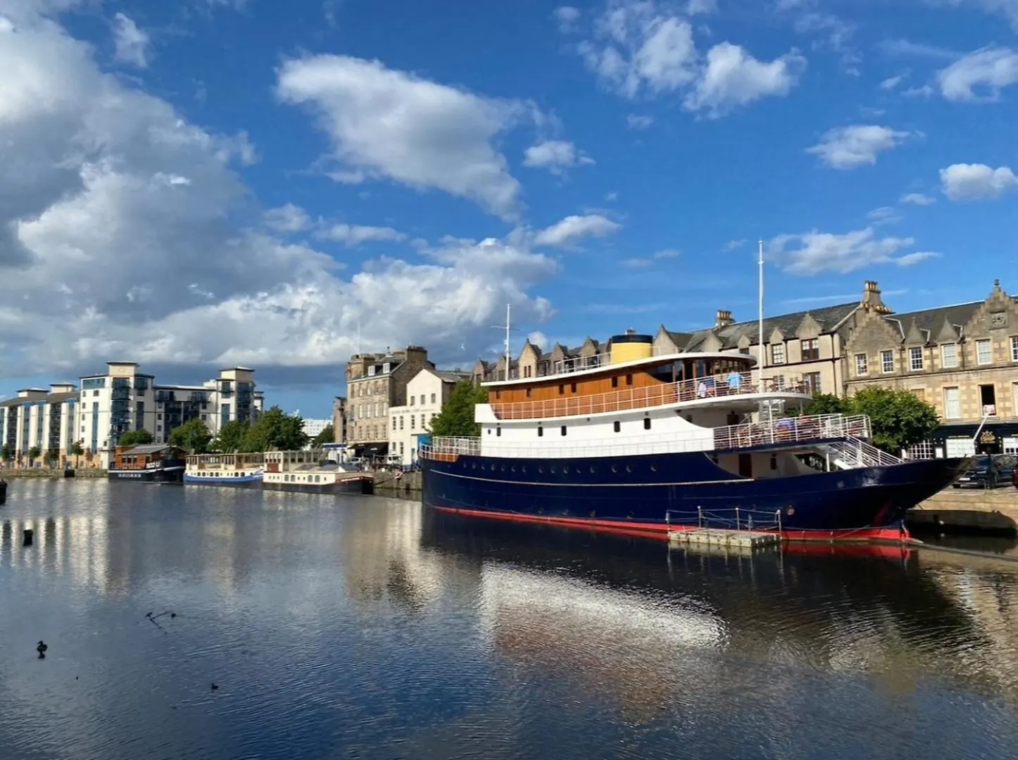 Classic 2Bd Georgian Flat In Central Leith Edimburgo
